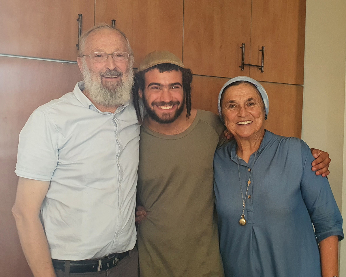 גלעד עם סבא וסבתא